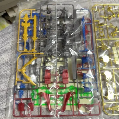 翔烈帝苍龙刘备，多年前的怨念了，也是在挖煤姬好价拿到了，板件很好，过了这么久，金色板件都还是闪闪发光的，不愧是万代，满意。