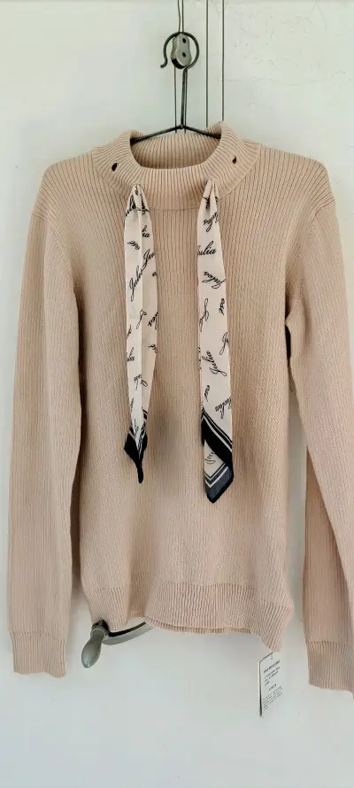 又切到一件绝版针织衫！还是全新带标的，还用砍价功能砍了个八折。非常感谢出它的樱花妹。
丝巾很百搭，既可以配原装的针织衫穿又可以拆下来配其他衣服。
可拆卸的印花丝巾领设计太贴心了！黑白撞色打造精致学院风，取下丝巾又能变成简约基础款，一衣两穿超实用