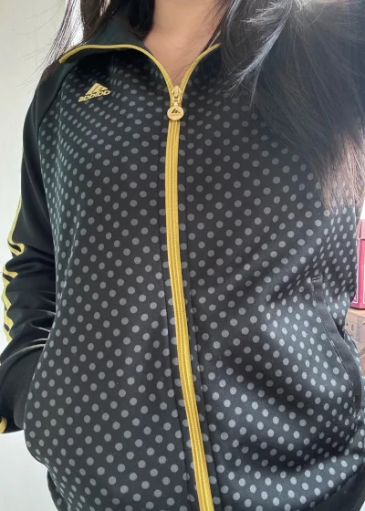 收到蹲了很久的款式，实物和图片完全一致，面料柔软版型正，没有多余线头和污渍。挖煤姬打包很结实，运输过程完全不用担心，整体流程顺畅省心，非常推荐！