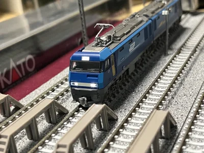 在煤炉上好价收到的kato火车模型，蓝色精灵号，成色很新，动力灯光都正常。包装也很到位。发货神速，非常满意！