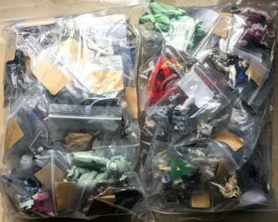 又到了搜刮散货扭蛋盒蛋的时间，享受那种拿到一大把然后拼成完整的感觉。 00系列的书籍收藏目标又+2，虽然之前已经收过一套了，但是成色不错加上价格美丽，没有理由错过。