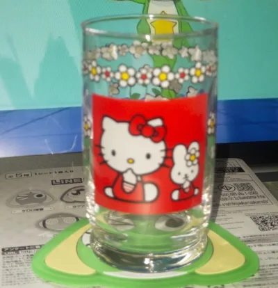 ✨超可爱的Hello Kitty玻璃杯！颜值直接拉满，红底Kitty配小雏菊清新又治愈，玻璃通透厚实，做工精致无毛刺，喝水都变开心啦～包装严实无破损，实物和图片一模一样，性价比绝了，Kitty控闭眼冲！