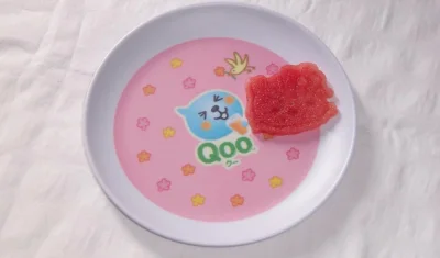 ?超可爱的酷儿Qoo盘子！粉粉嫩嫩的底色配上软萌酷儿和小花小鸟，颜值直接戳中少女心！盘子质感厚实光滑，图案清晰不掉色，装小食、水果都超合适，复古感拉满，童年回忆直接拉满，太爱了！