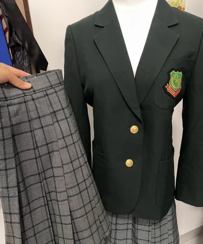 春天到了，偶然逛挖煤姬，发现了这样一套绿色制服套装，还有衬衫也非常好看，发现非常适合春天，而且虽然是走的海运，但是到我手上总共花了20天左右，时效还是非常快的。