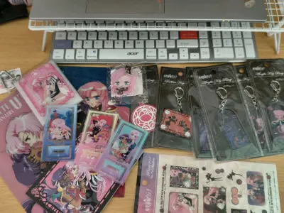 谁懂啊！刚到手的少女革命百元店周边开箱，直接被狠狠惊艳到！本骨灰粉真的要吹爆这波性价比，百元价位能买到这么精致的谷子，真的太香了！
 
先说说质感，完全超出预期！亚克力挂件的通透度绝了，天上欧蒂娜和薰干的角色印花清晰到连发丝细节都能看清，色彩饱和度超高，粉紫调的玫瑰...谁懂啊！刚到手的少女革命百元店周边开箱，直接被狠狠惊艳到！本骨灰粉真的要吹爆这波性价比，百元价位能买到这么精致的谷子，真的太香了！
 
先说说质感，完全超出预期！亚克力挂件的通透度绝了，天上欧蒂娜和薰干的角色印花清晰到连发丝细节都能看清，