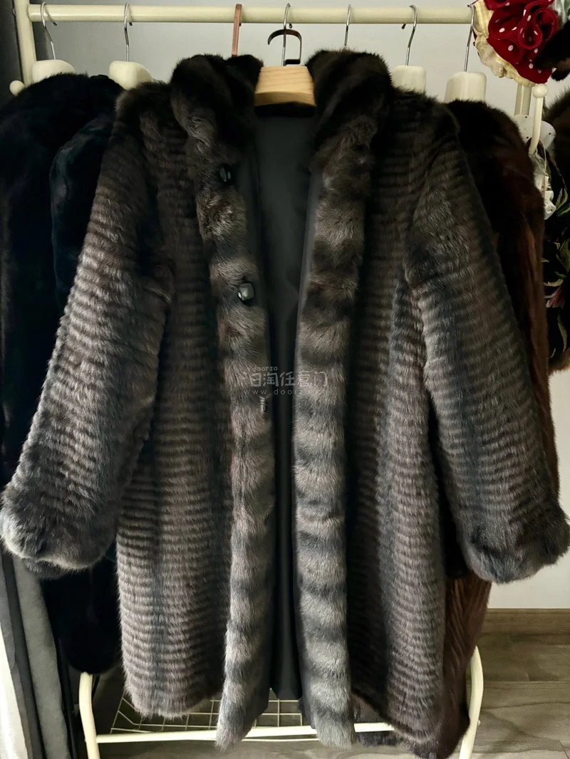 春日穿搭中古貂｜温柔氛围感拉满！
在挖煤姬淘到一件双面穿的派克服松貂，真的太惊喜了！也太适合春天了！！！软糯质感超舒服，颜色百搭，春天还是有些倒春寒的，这件松貂简直是春日穿搭的宝藏单品！还是个双面穿的，实用性拉满！踏春出行穿它，轻松拿捏春日氛围感！