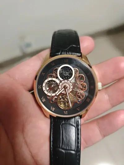 这款手表颜值与质感双在线，做工精致细腻，表盘清晰、走时精准，佩戴舒适百搭，日常通勤或休闲穿搭都很合适。实物与描述完全一致，成色超新，细节无瑕疵，性价比远超预期。表带材质耐用，表壳做工扎实，整体高级感拉满，戴出去被多次询问链接，非常满意。 必须夸夸挖煤姬平台！日淘体验...这款手表颜值与质感双在线，做工精致细腻，表盘清晰、走时精准，佩戴舒适百搭，日常通勤或休闲穿搭都很合适。实物与描述完全一致，成色超新，细节无瑕疵，性价比远超预期。表带材质耐用，表壳做工扎实，整体高级感拉满，戴出去被多次询问链接，非常满意。 