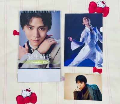已经收到了一段时间了，上个月忙一直没有整理。补了日亚特典版的台历，切到了特典文件夹和anan附录明信片，还有pop。挖煤姬包装很好，没有损伤，ems的速度也还可以，期待新周边～



