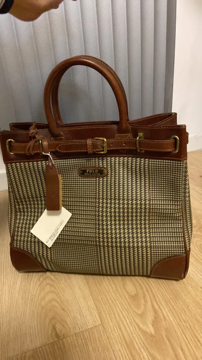 首次在挖煤姬入手拉夫劳伦中古托特包，体验超预期！商品页标注的轻微使用痕迹与实物一致，经典棕褐色配色 + 细腻皮革质感，五金轻微氧化更添复古韵味。平台翻译友好、下单便捷，物流两周内送达，全程轨迹可查；包裹用气泡膜多层防护，到手零磕碰。百元价位淘到复古实用款，性价比拉满...首次在挖煤姬入手拉夫劳伦中古托特包，体验超预期！商品页标注的轻微使用痕迹与实物一致，经典棕褐色配色 + 细腻皮革质感，五金轻微氧化更添复古韵味。平台翻译友好、下单便捷，物流两周内送达，全程轨迹可查；包裹用气泡膜多层防护，到手零磕碰。百元价