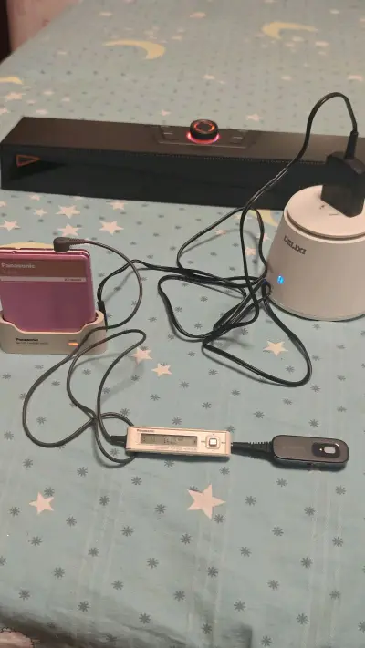 网购海涛全套s包括充电器线空机器底座耳机全都是原厂原装非常好,并且机器播放正常，就是运费有点贵，不过机器好就行，