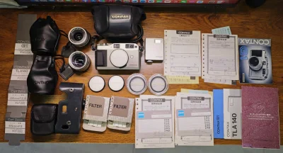 入手康泰时G1套机，整体体验超出预期。钛金属机身质感细腻，握持扎实，保时捷设计简约耐看。蔡司T*镜头成像锐利，色彩温润，逆光表现优秀。自动对焦虽不算快，但日常扫街足够。包装严实，成色与描述一致，经典旁轴韵味十足，胶片氛围感拉满，很值得收藏与日常拍摄。