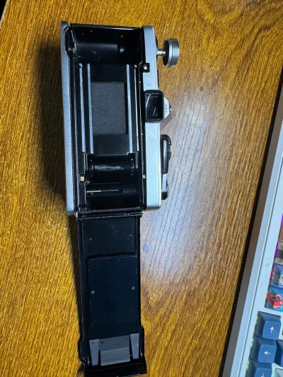 入手奥林巴斯OM2N机身，体验很惊喜。机身小巧精致，金属质感出色，握持轻便，扫街毫无负担。光圈优先与手动模式切换顺手，测光精准，快门轻柔手感极佳。包装稳妥，取景器一般有霉，对焦干脆，经典机械韵味十足。唯一小不足是热靴为塑料材质，使用需小心，整体性价比很高，胶片拍摄很...入手奥林巴斯OM2N机身，体验很惊喜。机身小巧精致，金属质感出色，握持轻便，扫街毫无负担。光圈优先与手动模式切换顺手，测光精准，快门轻柔手感极佳。包装稳妥，取景器一般有霉，对焦干脆，经典机械韵味十足。唯一小不足是热靴为塑料材质，使用需小心