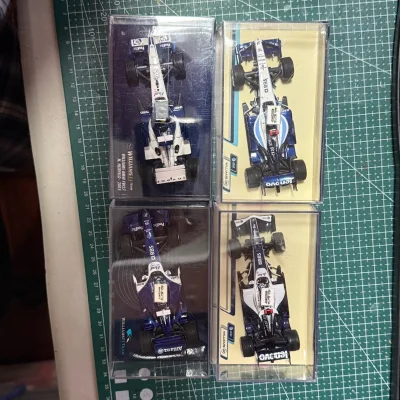 再一次很愉快的收到了车车。完全没问题。 还是一如既往的好。 打包很用心。 完全满意。 这一次买到了威廉姆斯罗斯博格的全家福赛车。非常喜欢。