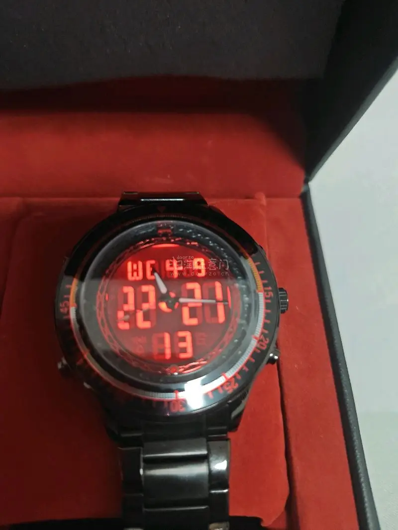 这次买了sg的偶像大师的两块表作为收藏，不得不说sg有些时候设计是真的顶级（当然也有拉的时候）作为石英+数字表缺点就是比较重了，但是表盘配合各自对应的颜色和标识确实蛮好看