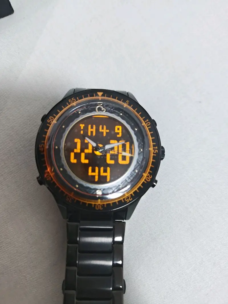 这次买了sg的偶像大师的两块表作为收藏，不得不说sg有些时候设计是真的顶级（当然也有拉的时候）作为石英+数字表缺点就是比较重了，但是表盘配合各自对应的颜色和标识确实蛮好看