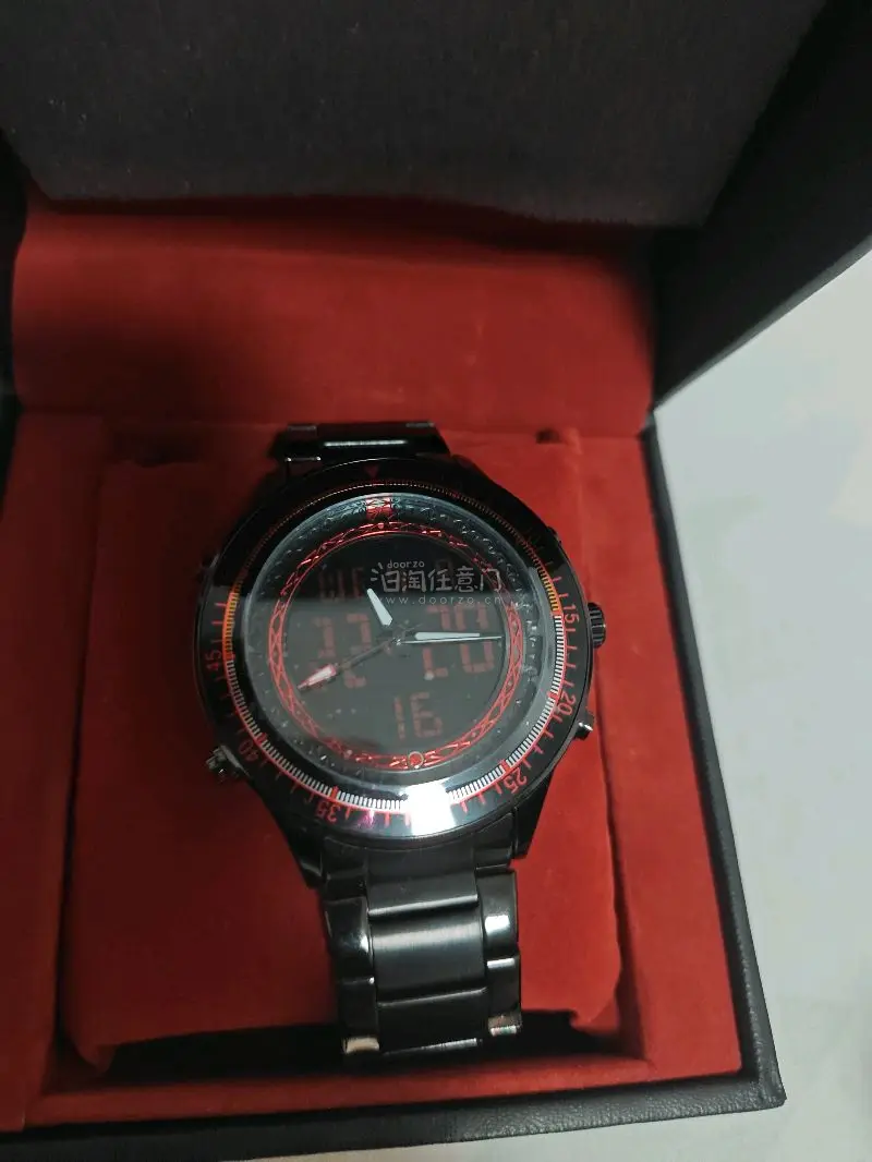 这次买了sg的偶像大师的两块表作为收藏，不得不说sg有些时候设计是真的顶级（当然也有拉的时候）作为石英+数字表缺点就是比较重了，但是表盘配合各自对应的颜色和标识确实蛮好看