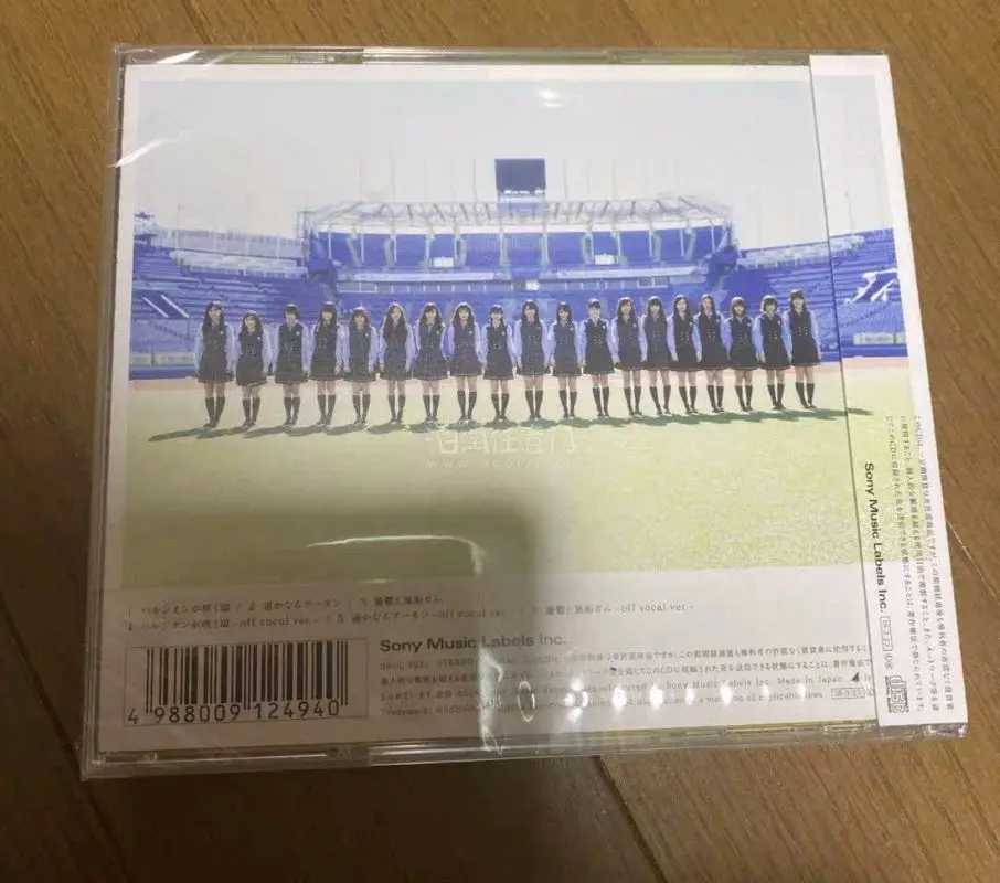 专辑的质感真的绝了，从封面的成员写真到内页的排版设计，每一处细节都精致到犯规，印刷色彩鲜亮、人物还原度拉满，连小卡、特典的品相都完美在线，全新未拆的状态拿到手，追星人直接原地狂喜！放进播放器的瞬间，熟悉的旋律响起，那些追现场、刷物料的青春回忆瞬间涌来，这才是收藏的意...专辑的质感真的绝了，从封面的成员写真到内页的排版设计，每一处细节都精致到犯规，印刷色彩鲜亮、人物还原度拉满，连小卡、特典的品相都完美在线，全新未拆的状态拿到手，追星人直接原地狂喜！放进播放器的瞬间，熟悉的旋律响起，那些追现场、刷物料的青春