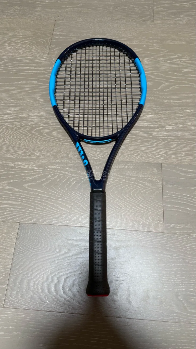 收到一把成色特别好的Ultra Tour 95，据说是锦织圭同款拍膜。国际物流选的是竹蜻蜓，很划算～