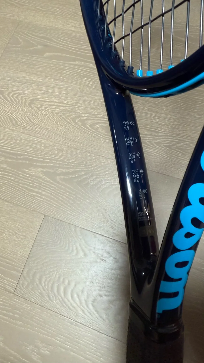 收到一把成色特别好的Ultra Tour 95，据说是锦织圭同款拍膜。国际物流选的是竹蜻蜓，很划算～