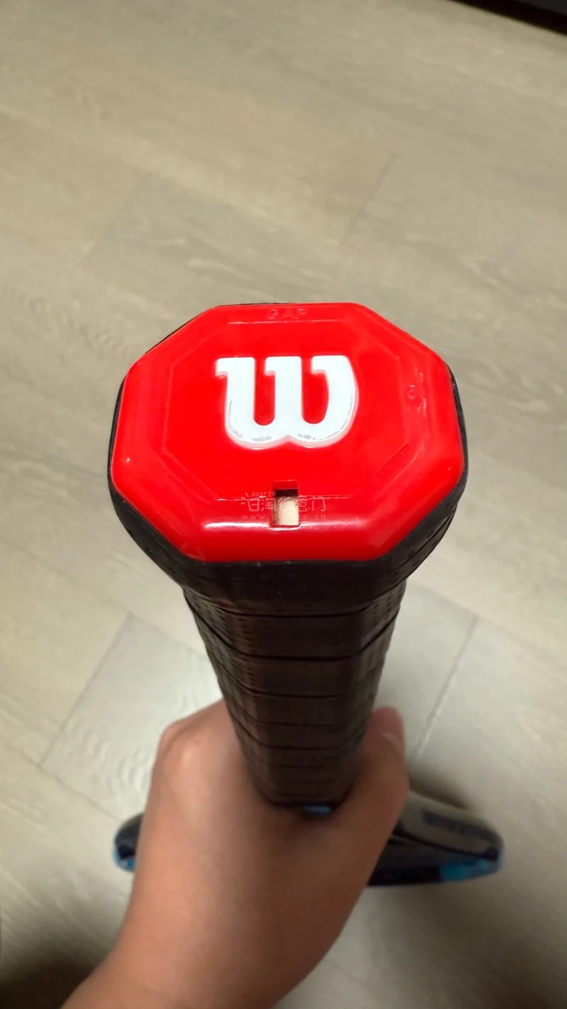 收到一把成色特别好的Ultra Tour 95，据说是锦织圭同款拍膜。国际物流选的是竹蜻蜓，很划算～