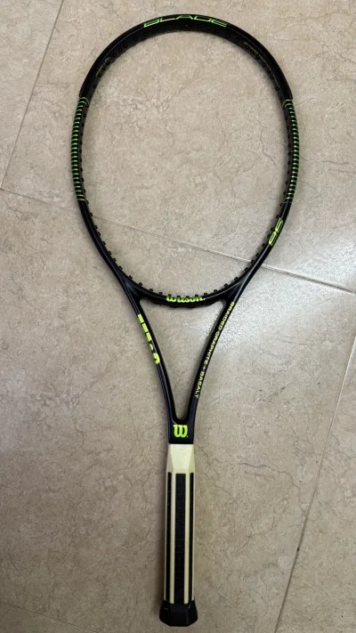 这次一共淘了两把威尔胜的第五代blade 98网球拍，感谢卖家出物，物流选择的依旧是竹蜻蜓，不到10天就到货了