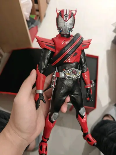 rah假面骑士驰骑，全配盒说全，有爆皮，灯光正常，价格实惠，物流快，不过审核时间待发货时间太长了，期待日后改进