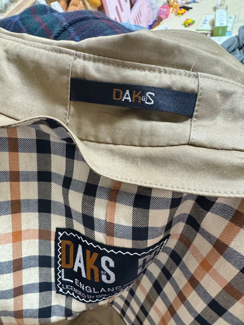 物品已收到，很干净，虽然是二手物品，但几乎没有穿着痕迹，也没有异味，超出预期了！很开心，会继续在这个平台进行购买