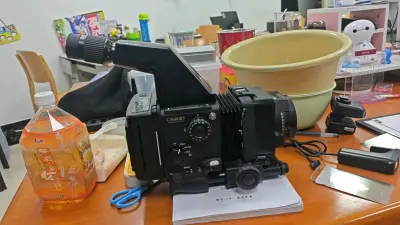 几乎用了国内不到一半的价格拿下了中画幅胶片机机皇，真的非常非常非常新，原装导轨的膜都还没撕，屏幕一点划痕都没有
