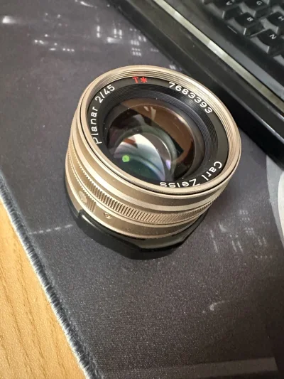 商家发货挺快，康泰时G45，哈苏认证的顶级标头。全开光圈锐利如刀，T*镀膜色彩油润清透。45mm视角介于35与50之间，扫街构图极舒服。两千元价位体验蔡司巅峰光学，转接微单性价比无敌。



