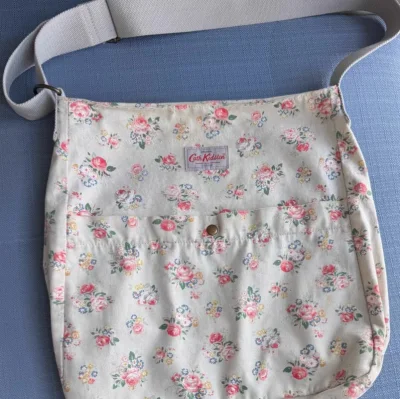 太可爱啦这些包包，在挖煤姬还能淘到全新带吊牌的包包！真的太好了跟新的没有区别，背上这些包包人都变可爱了呢～


