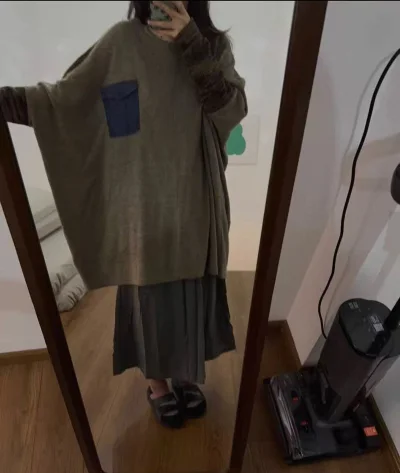 淘来的这两款衣服刚好可以搭配在一起～很有民族风的味道，袖子的拼接针织恰到好处，宽大的版型很显瘦，波点半裙让穿搭有了一点可爱的感觉