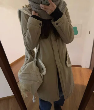 这件棉服又可爱又保暖！两个兜兜旁边还有一圈的白色钩织蕾丝边！真的太好看啦，忍不住多拍几张了，大家请欣赏～