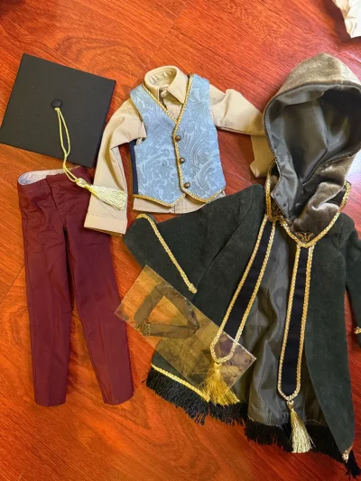 衣服做工精细，尺寸合适，穿上超好看，很满意！版型正，给娃娃穿很显气质。细节做得很好，没有多余线头，性价比很高。款式可爱，颜色正，穿脱方便！