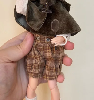 尺寸刚刚好，给娃娃穿上特别合身，颜值提升超多，太喜欢了！款式设计很精致，配色好看，细节处理到位。穿脱也方便，不会太紧太松，整体质感很棒，物超所值。