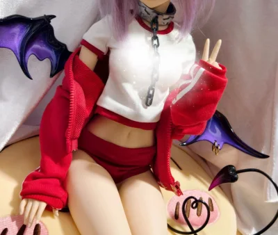 这款娃衣真的超出预期，面料柔软细腻，做工很精致，没有多余线头，剪裁也很合身。款式设计很有质感，给娃娃穿上之后氛围感拉满，拍照特别上镜