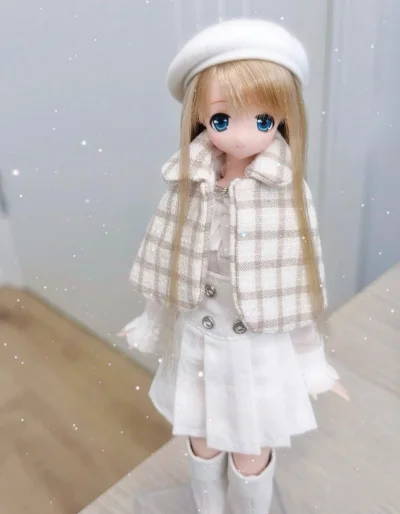 冬日气氛的衣服很喜欢，娃娃做工精致，颜值超高，头发手感柔软，太可爱了！细节做得特别好，妆容也精致，头发也顺滑不毛躁，整体很有质感