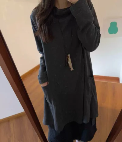 深灰色上衣非常有清冷感穿上很显瘦很特别，蝙蝠袖斗篷外套颜色很好看袖子卷起来特别萌是我想要的感觉，这个裤裙真的太太太好看啦！可爱！
