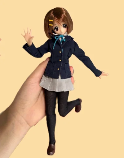 颜值高，比例协调，穿上衣服更好看，性价比很高。做工细腻，表情生动，质感很好，妆容干净自然，发型精致，造型可爱，特别喜欢这个吉他配件