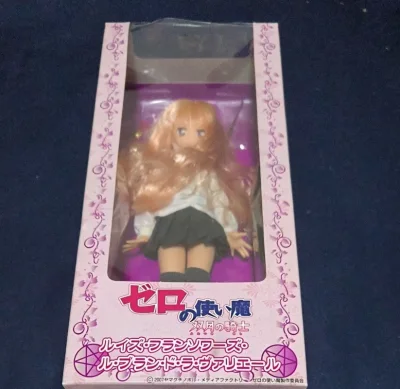 角色还原度超高，神态和气质都拿捏得很到位，一眼心动。妆容精致不夸张，发色和肤色都很贴合原作，整体质感很棒。是古早娃，但保存很好