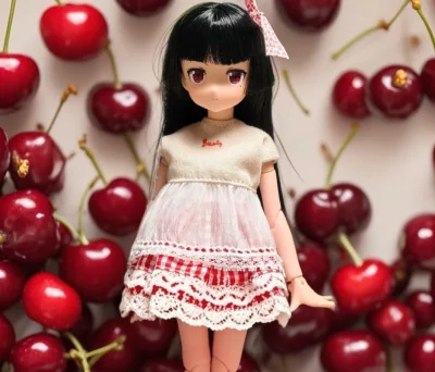 高度还原角色设定，表情生动有神，摆在家看到就开心。面料柔软舒适，剪裁合身，整体做工细腻，性价比很高。非常满意的购物体验