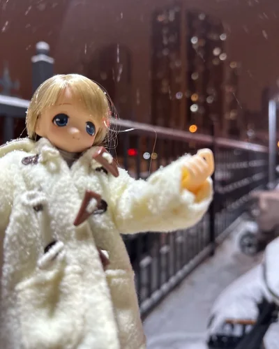 终于收到了！植发特别浓密顺滑，完全不毛躁。眼贴超有神，还原度拉满。二代素体可动太强，各种姿势都能摆，手感细腻不刮手。官配衣服做工超精致，小细节都到位，太爱了！