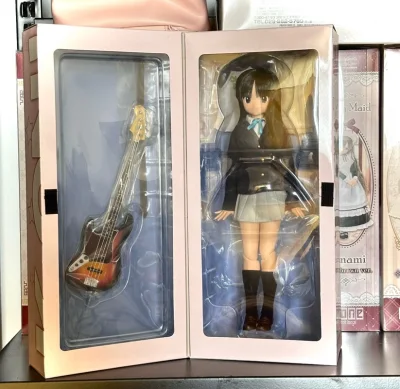 植发超厚实，发丝根根分明，质感超棒￼￼￼。面雕精致可爱，把角色的神韵拿捏得死死的。官配服饰从布料到纽扣，细节满满。整体做工扎实，无瑕疵、无异味，品质太顶了￼￼￼，一生推！