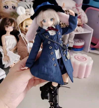 这款娃衣真的超出预期！面料柔软细腻，做工很精致，没有多余线头，剪裁也很合身。款式设计很有质感，给娃娃穿上之后拍照特别上镜。价格也很实惠。