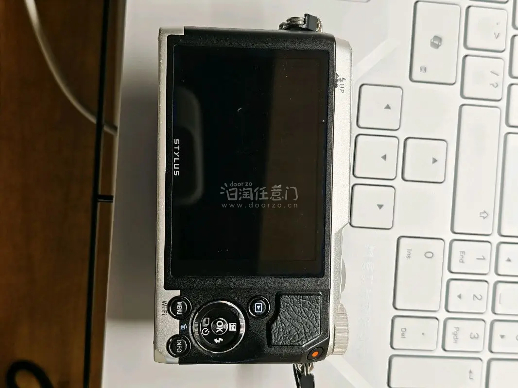 这次买了一台奥林巴斯的小长焦 型号是sh1 他有24倍的光学变焦 可以轻松拍到月亮 外观特别复古 很适合带出门 这次物流也是一如既往的快 包装也很好 会继续购买