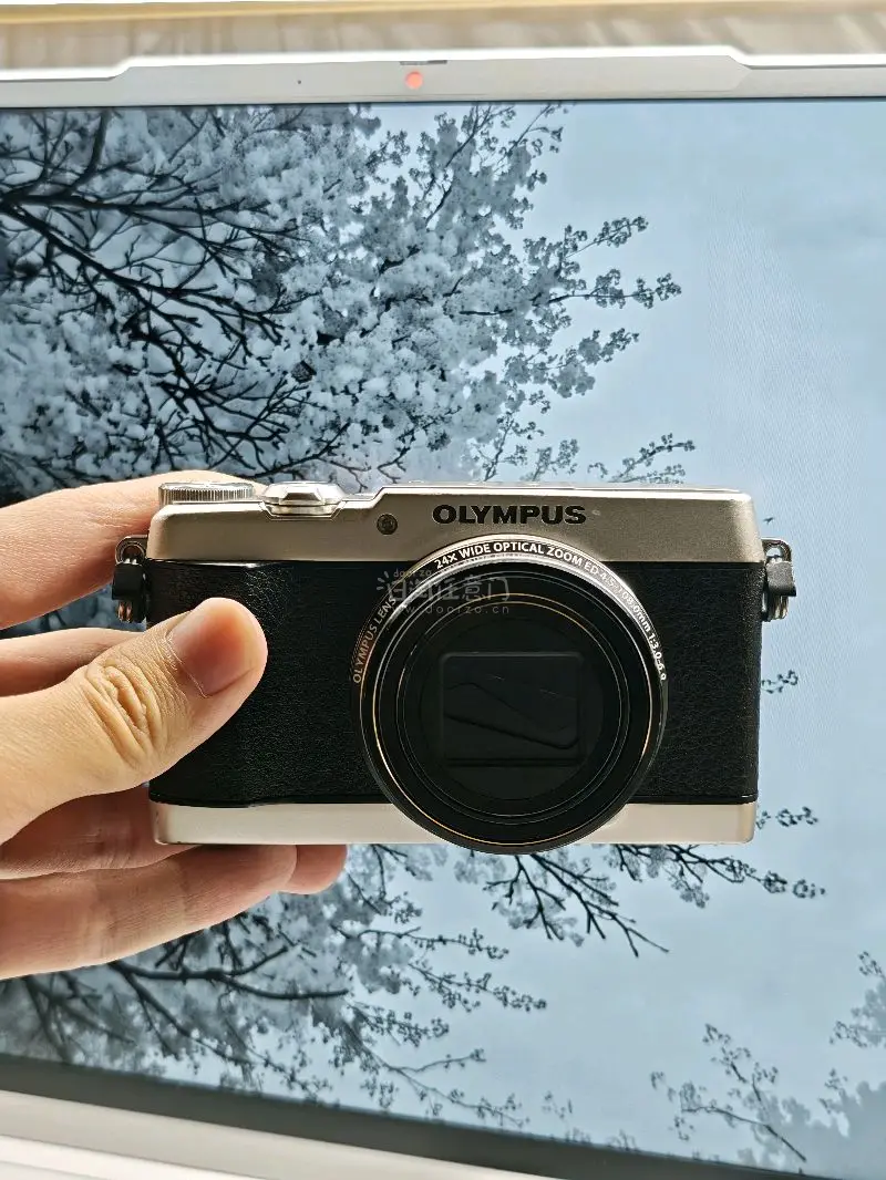 这次买了一台奥林巴斯的小长焦 型号是sh1 他有24倍的光学变焦 可以轻松拍到月亮 外观特别复古 很适合带出门 这次物流也是一如既往的快 包装也很好 会继续购买