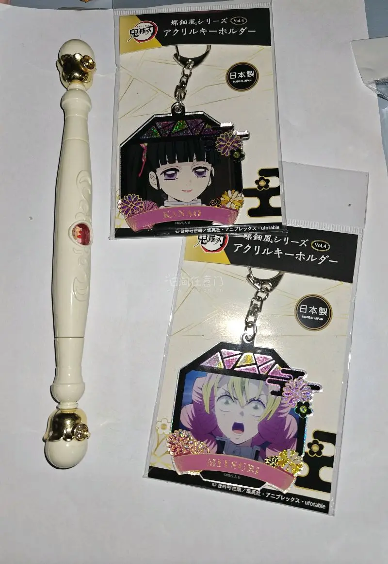 这次买了偶像梦幻祭的立牌和鬼灭之刃的挂件挖煤姬发货包裹也包得特别严实，泡沫纸裹得很到位，里面的东西一点损伤都没有，包装很让人放心。