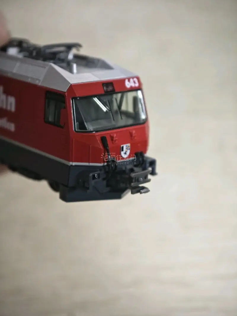 收到雷蒂亚铁路Ge4/4III型机车模型太惊喜！红银涂装还原度拉满，RhB标识清晰精致，细节做工超棒，车身线条流畅，轮子顺滑，包装严实无磕碰，收藏把玩都合适，性价比绝了，非常满意！