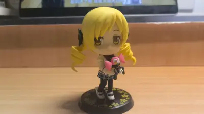 终于入手了《魔法少女小圆》中巴麻美的Q版手办！双马尾造型完美还原了角色的优雅气质，细节做工精致，涂装均匀，底座的花纹也很有设计感，整体造型可爱又还原。物流速度很快，包装严实没有磕碰，到手状态超棒，完全是一次超满意的购物体验，强烈推荐给小圆的粉丝们！