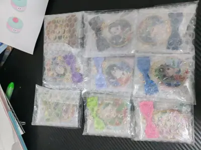 感谢挖煤姬帮我一键毕业 切到了22年的圣诞挂件，qq人萌得没边了，不用再费劲一点点收齐伤邮，打包很好，一点伤也没有，已美美上墙