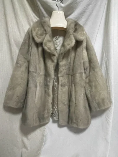 在挖煤姬买的中古皮草外套，整体上很不错，比想象的好很多，而且到货也很快，这次一共买了三件，这件是最满意的，以后还会多多的关注平台商品